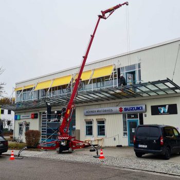 Erneuerung Glasdach mit Unterstützung Minikran