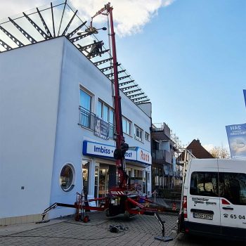 Erneuerung Glasdach mit Unterstützung Minikran