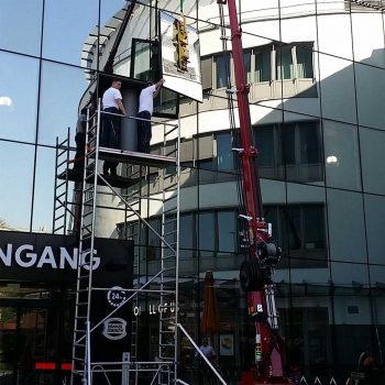 Erneuerung der Glasfassade mit dem Kran