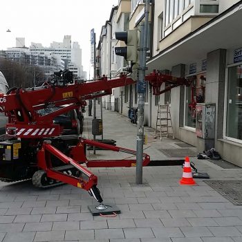 Schaufenster verglasen mit dem Minikran